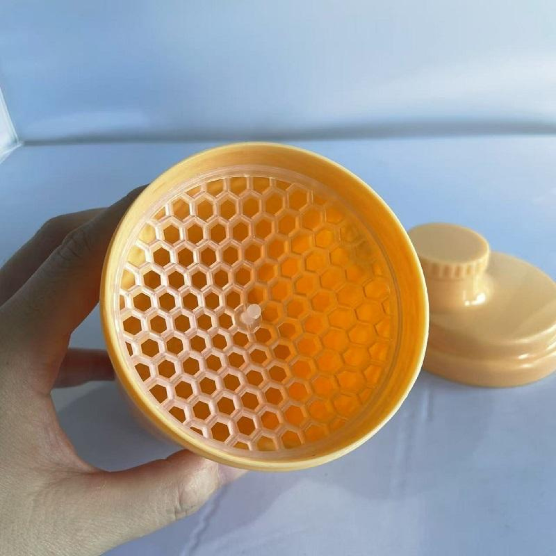 shaker-bottle-with-lid